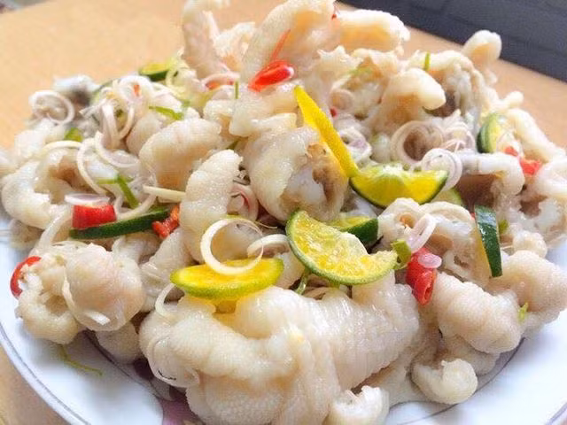 Chân gà ngâm sả ớt: Các món ăn từ chân gà vốn luôn có sức hấp dẫn lớn với những người thích lai rai. Chân gà ngâm sả ớt là món ăn vặt để xem bóng đá lý tưởng mà bạn có thể mua sẵn hoặc tự làm ở nhà. Chân gà ta làm sạch, luộc rồi ngâm trong hỗn hợp dấm, nước mắm, sả, ớt, quất. Ảnh: Lozi.