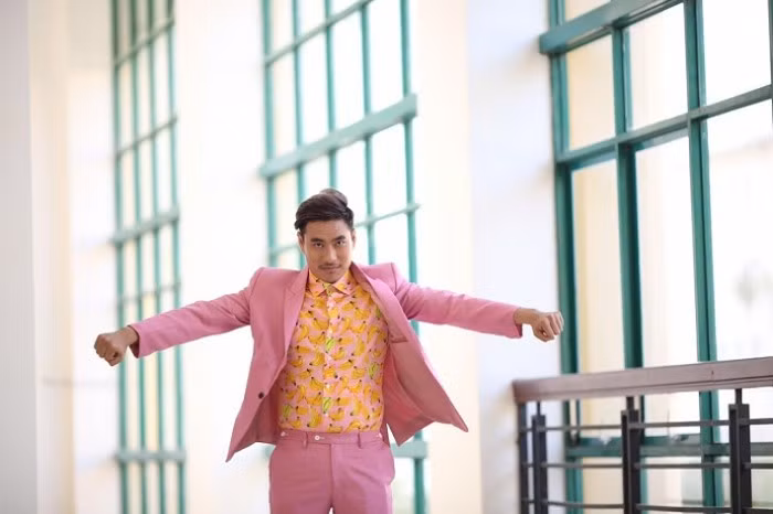  Kiều Minh Tuấn khiến nhiều người "sốc" khi diện những bộ đồ độc đáo và màu mè.