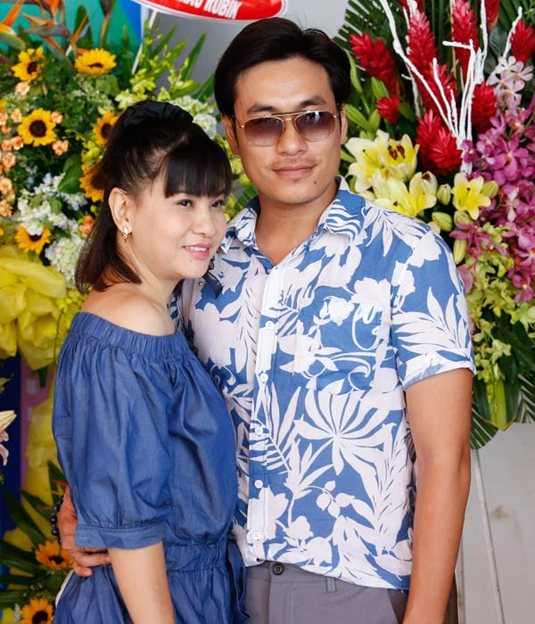 Kiểu áo sơ mi hoa lá khiến nam diễn viên mất điểm.