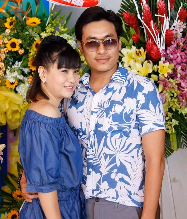 Kiểu áo sơ mi hoa lá khiến nam diễn viên mất điểm.