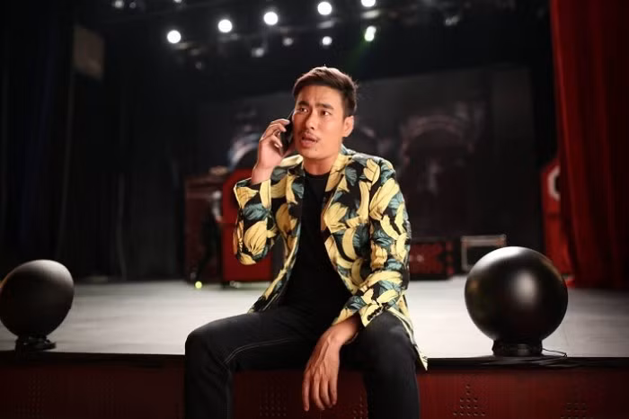 Thậm chí, thời trang sến sẩm của anh có cả vest chuối trong tủ đồ.