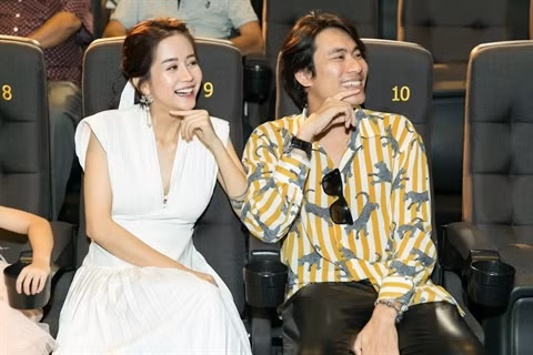 Chiếc áo vàng kẻ sọc trắng họa tiết báo nhiều lần được anh mặc đi sự kiện.