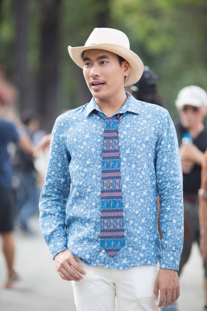 Kiểu áo hoa hòe khiến Kiều Minh Tuấn trở nên sến sẩm.