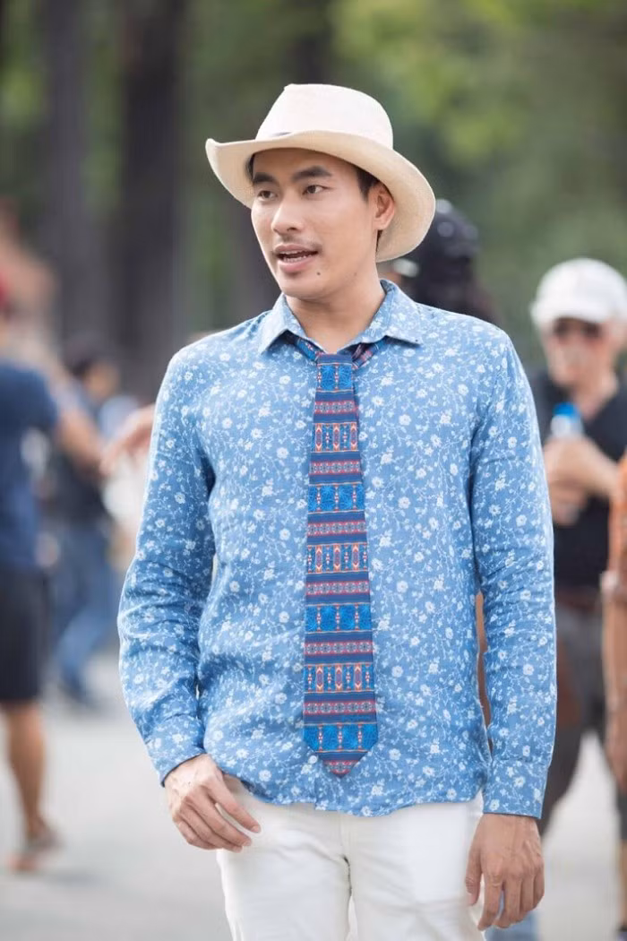 Kiểu áo hoa hòe khiến Kiều Minh Tuấn trở nên sến sẩm.