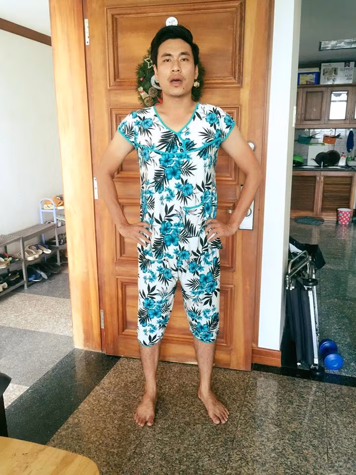 Thậm chí, có lần anh còn bị "dìm hàng" khi mặc đồ ở nhà của Cát Phượng. Ảnh: Internet.