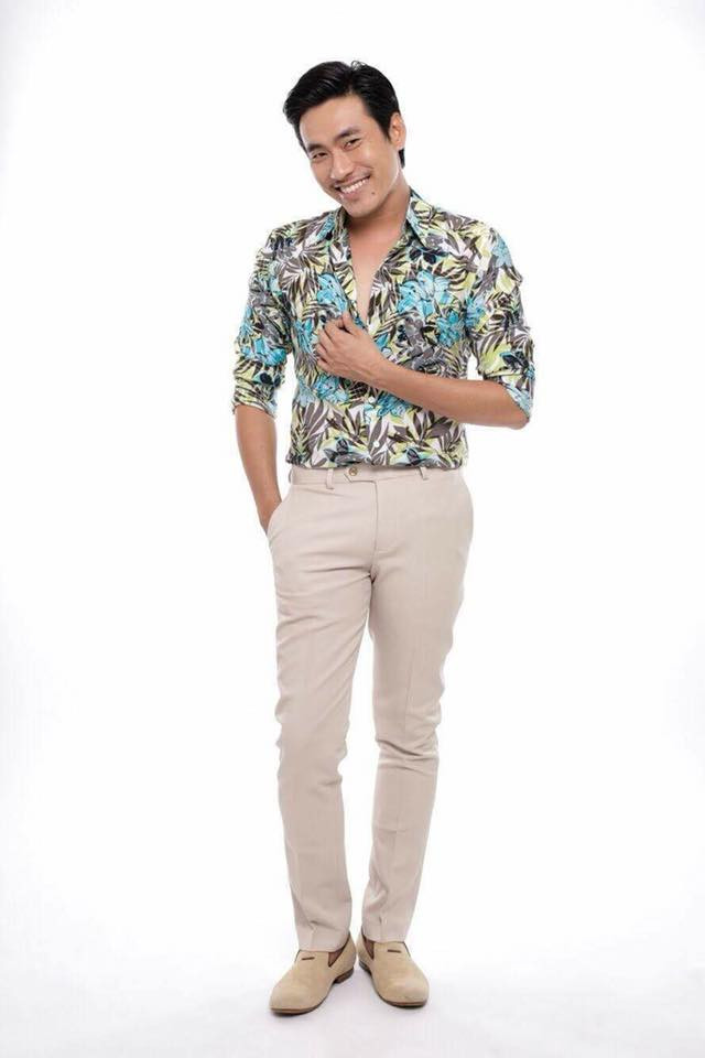 Tủ đồ của anh có không ít kiểu áo hoa lá chim cò với nhiều màu sắc khác nhau.