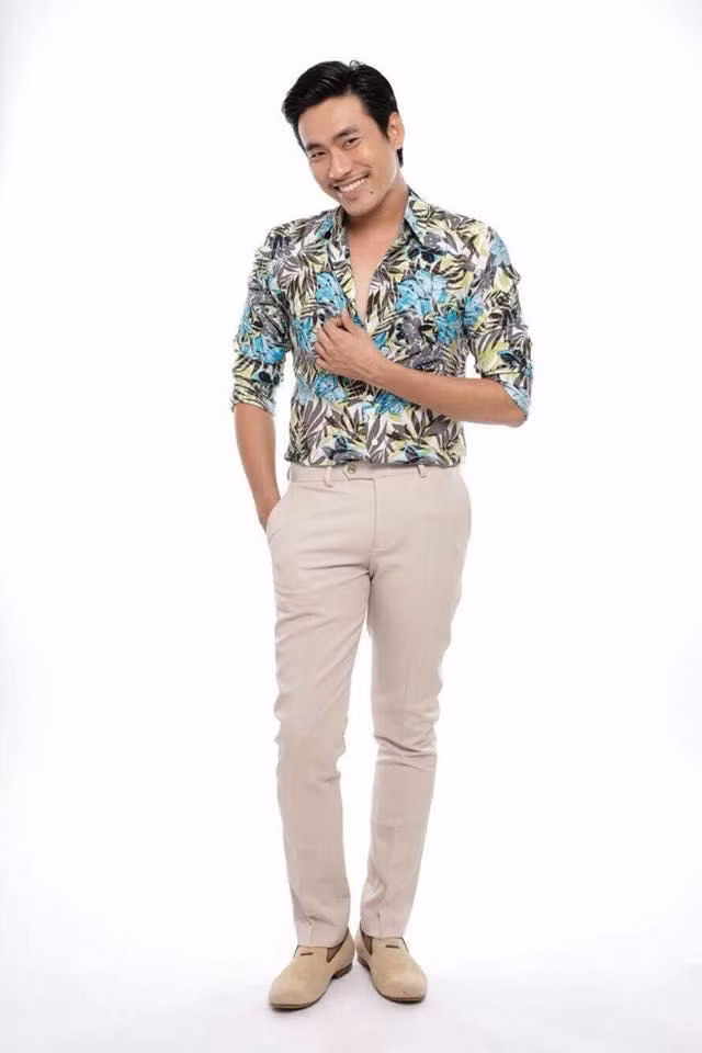 Tủ đồ của anh có không ít kiểu áo hoa lá chim cò với nhiều màu sắc khác nhau.