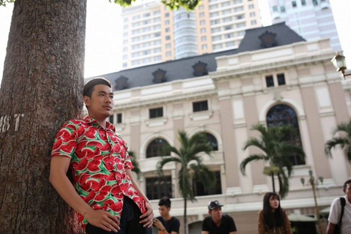 Anh diện áo quả dưa hấu đỏ chói chang.