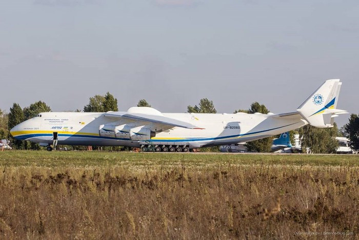 Khoang chứa hàng dài 43 m, rộng 6,4 m và cao 4,4 m, với thể tích lên tới 1.300m3. Ngoài khoang chứa hàng khổng lồ, AN-225 còn được thiết kế để vận chuyển tàu con thoi Buran trên lưng.