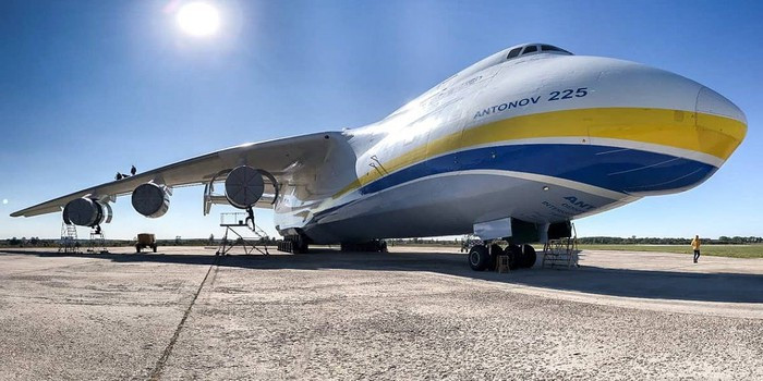 Sân bay vận tải quốc tế Gostomel thuộc sở hữu của Tập đoàn nhà nước Ukraine chuyên sản xuất máy bay Antonov và được vận hành bởi công ty con của tập đoàn này là Hãng hàng không Antonov Airlines. Đây là căn cứ chính của những vận tải cơ thuộc vào hàng lớn nhất thế giới như AN-124 Ruslan và AN-225 Mriy (trong ảnh), đồng thời là nơi thử nghiệm những máy bay mới do hãng này sản xuất.