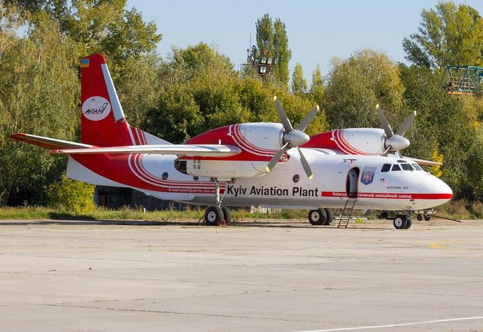 AN-32 được xem là bản nâng cấp của chiếc AN-26 với động cơ mạnh mẽ hơn (gần gấp đôi), thường đảm nhiệm vai trò chuyên chở hàng hóa cũng như con người di chuyển các quãng đường ngắn.