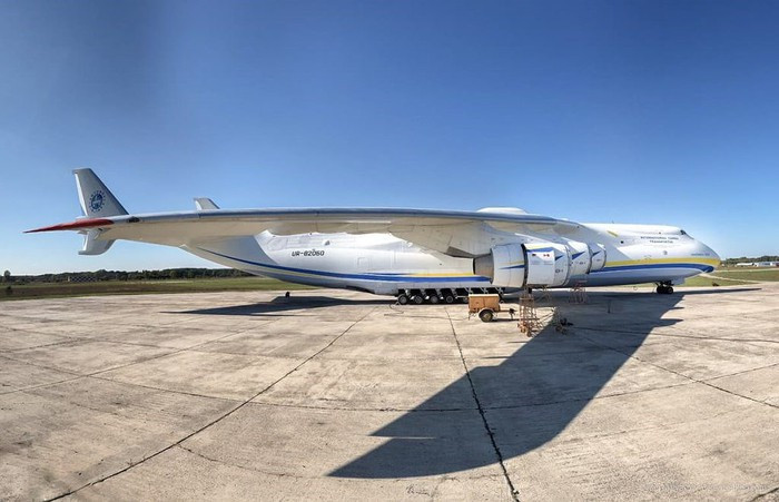 AN-225 là mẫu vận tải cơ chiến lược được phát triển vào cuối thập niên 1980, nhằm phục vụ chương trình tàu vũ trụ con thoi Buran và các hoạt động vận tải quy mô lớn của không quân Liên Xô. Chiếc máy bay vận tải AN-225 đầu tiên được đặt biệt danh "Mriy" (Giấc mơ), cất cánh thử nghiệm năm 1988 và nằm trong biên chế Ukraine cho tới nay.