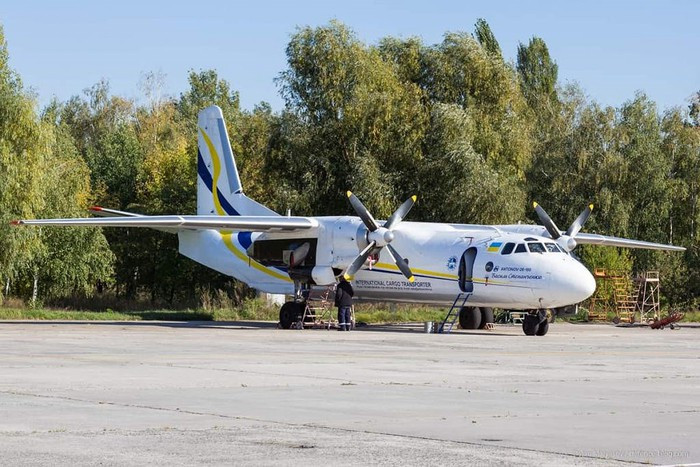 Antonov AN-26 là loại máy bay vận tải hạng nhẹ hai động cơ cánh quạt được phát triển từ Antonov AN-24 với những sửa đổi đặc biệt để sử dụng trong quân sự.