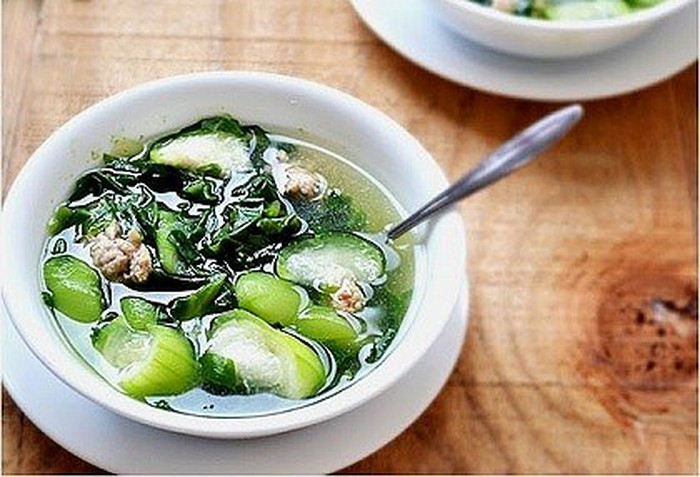 Canh mướp hương: mướp hương 200g phối hợp rau mùng tơi, rau đay, thịt cua, tôm, tép, gia vị vừa đủ nấu canh ăn. Món ăn này chữa viêm họng, ho khan, ho cơn tức ngực, mặt đỏ họng khô, đại tiện táo.