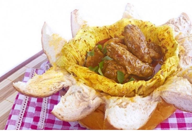 Chicken Curry Bun được xếp trong một cái bát bằng bánh mì tròn và mang lại một hương vị rất hấp dẫn. Bánh mì và cà ri gà là một sự kết hợp đơn giản và hoàn hảo với hình thức đẹp càng kích thích vị giác của thực khách.