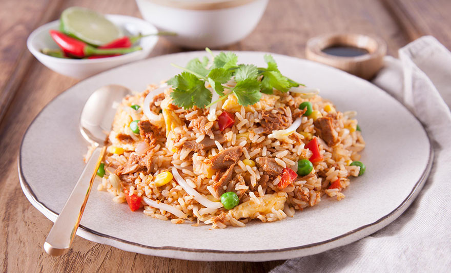 Nasi Dagang được làm bằng hỗn hợp của hoa nhài và gạo nếp trắng và được phục vụ với gulai ikan tongkol, một món cà ri có chứa một loài cá ngừ địa phương được tìm thấy ở ngoài khơi bờ biển phía đông bán đảo Malaysia.