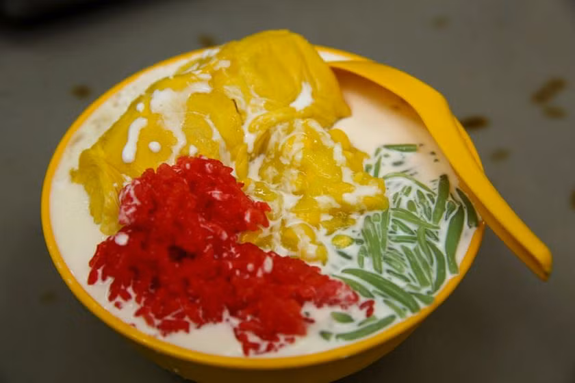 Cendol là một trong những món tráng miệng truyền thống được ưa chuộng tại Malaysia. Món ăn này rất đơn giản nhưng lại thỏa mãn cơn khát của thực khách, đặc biệt là vào một ngày nắng nóng. Món cendol cơ bản nhất bao gồm sữa dừa, thạch gạo hương vị pandan, xi-rô đường nâu và đá bào.