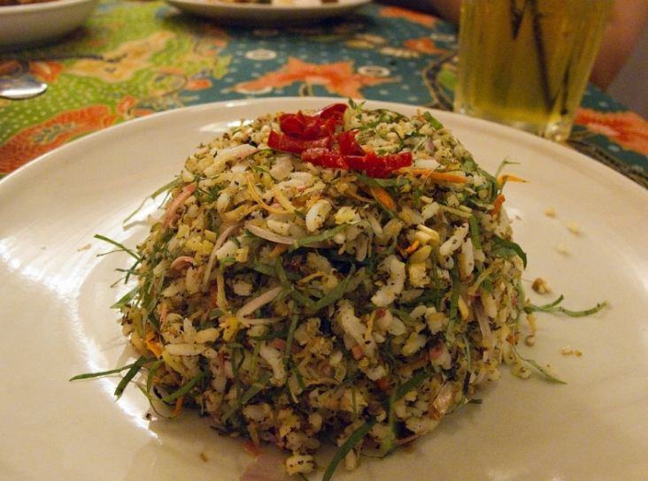 Nasi Ulam: Đây là món ngon truyền thống nổi tiếng và rất được ưa chuộng ở Malaysia. Nasi ulam tức là món cơm trộn với nhiều loại rau sống và các loại gia vị khác nhau như hoa gừng, ớt, và dưa chuột.