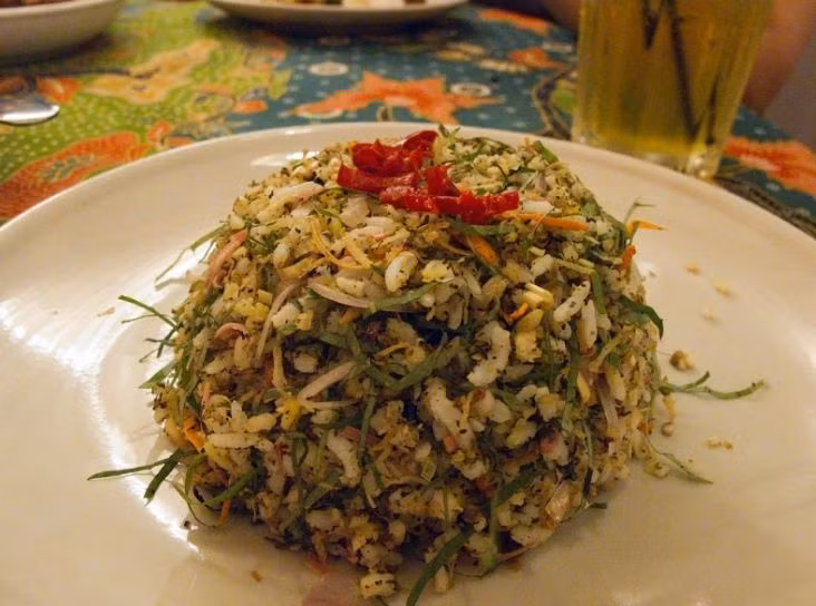 Nasi Ulam: Đây là món ngon truyền thống nổi tiếng và rất được ưa chuộng ở Malaysia. Nasi ulam tức là món cơm trộn với nhiều loại rau sống và các loại gia vị khác nhau như hoa gừng, ớt, và dưa chuột.