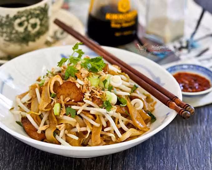 Char Koay Teow là món mì được xào nhanh trong chảo gang với các thành phần như giá đỗ, tôm tươi, trứng và lạp xưởng để để tạo ra món ăn nổi tiếng thế giới này.