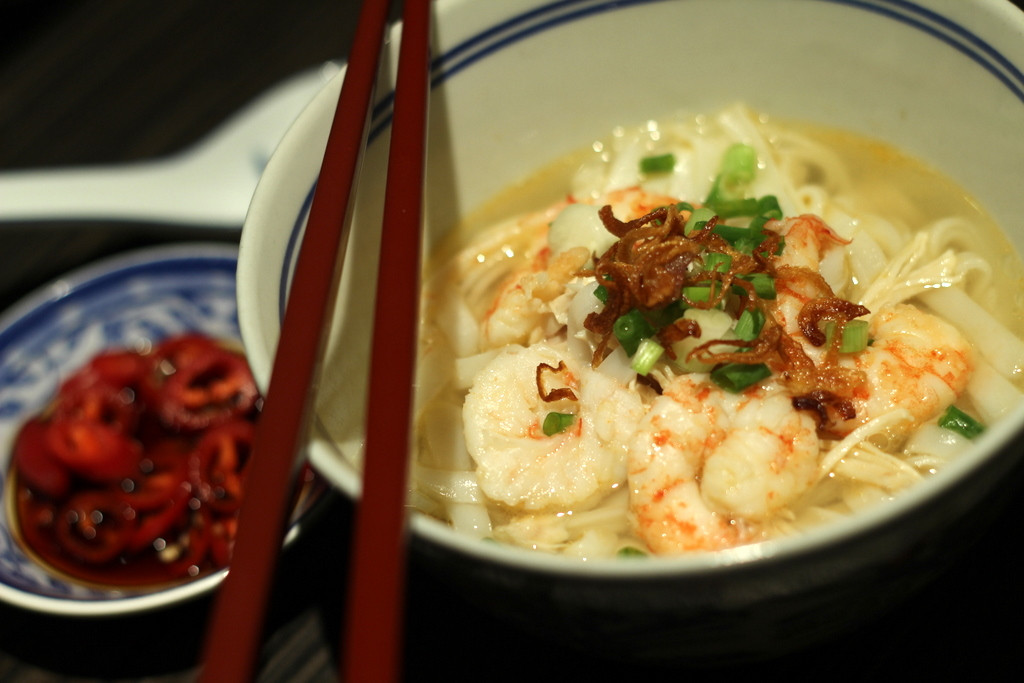 Gai Si Hor Fun: Món ăn này gồm mì gạo, gà xé nhỏ, tôm mọng nước, một ít hẹ và hải sản (thường là mực) mà chỉ pha trộn mọi thứ với nhau một cách hoàn hảo. Đó là một món ăn sáng phổ biến ở Perak.