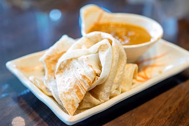 Roti canai: Đây là món ăn sáng điển hình của Malaysia, có nguồn gốc từ Ấn Độ. Tuy nhiên, bạn có thể thưởng thức vào bất cứ thời điểm nào trong ngày. Bột mì, trứng và ghee (bơ đun chảy và bỏ bớt nước) được trộn đều, tán mỏng trên chảo nướng và sau đó gập lại.