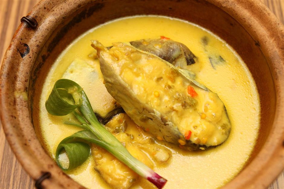 Gulai Tempoyak Ikan Patin là món ăn nổi tiếng ở Malaysia. Món này được kết hợp một loại cá da trơn với cà ri đặc biệt được làm từ sầu riêng lên men. Dù có mùi vị hơi đặc biệt một chút nhưng món ăn này cũng rất ngon và để lại một dư vị dễ chịu.