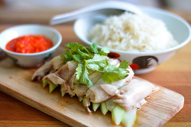 Cơm gà Hải Nam: Điều đặc biệt ở món ăn Malaysia này là gà được luộc đến sự hoàn hảo để giữ lại vị ngọt và thơm của thịt, gà được trang trí với một số loại thảo mộc cùng nước tương và dầu thơm. Ở Perak, món ăn thường đi kèm với giá đỗ.