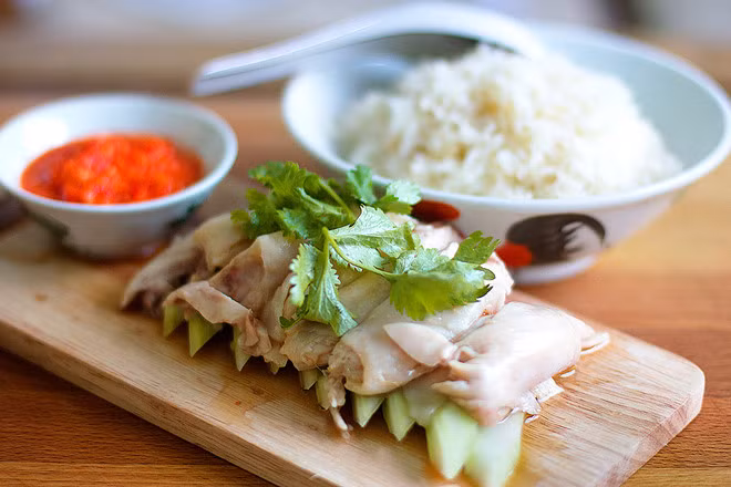 Cơm gà Hải Nam: Điều đặc biệt ở món ăn Malaysia này là gà được luộc đến sự hoàn hảo để giữ lại vị ngọt và thơm của thịt, gà được trang trí với một số loại thảo mộc cùng nước tương và dầu thơm. Ở Perak, món ăn thường đi kèm với giá đỗ.