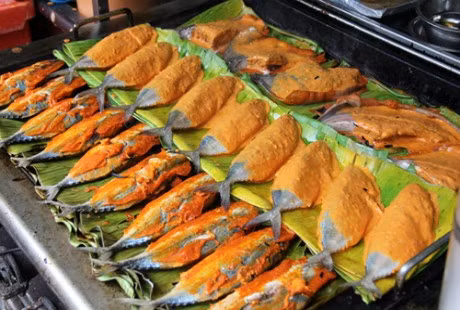 Món cá nướng Ikan Bakar: Trong ẩm thực Malaysia, Ikan bakar là món cá nướng ướp gia vị độc đáo của người dân nơi đây. Cá tươi được tẩm rất nhiều tương ớt, lót một lớp lá chuối phía dưới và được nướng trên than củi.