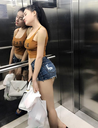 Cô thường mặc những trang phục thiếu vải giúp khoe lợi thế hình thể.