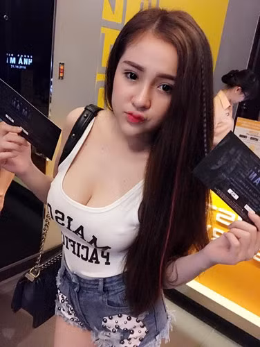 Áo ba lỗ và quần short jean cực ngắn được cô nàng thường xuyên diện ra đường.