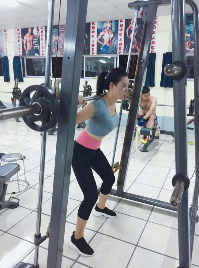 Nữ diễn viên phim Quỳnh búp bê tập trung nhiều vào những bài tập nặng với tạ cũng như chú trọng tập di chuyển nhanh chóng để tạo nên những bước đi linh hoạt hơn.