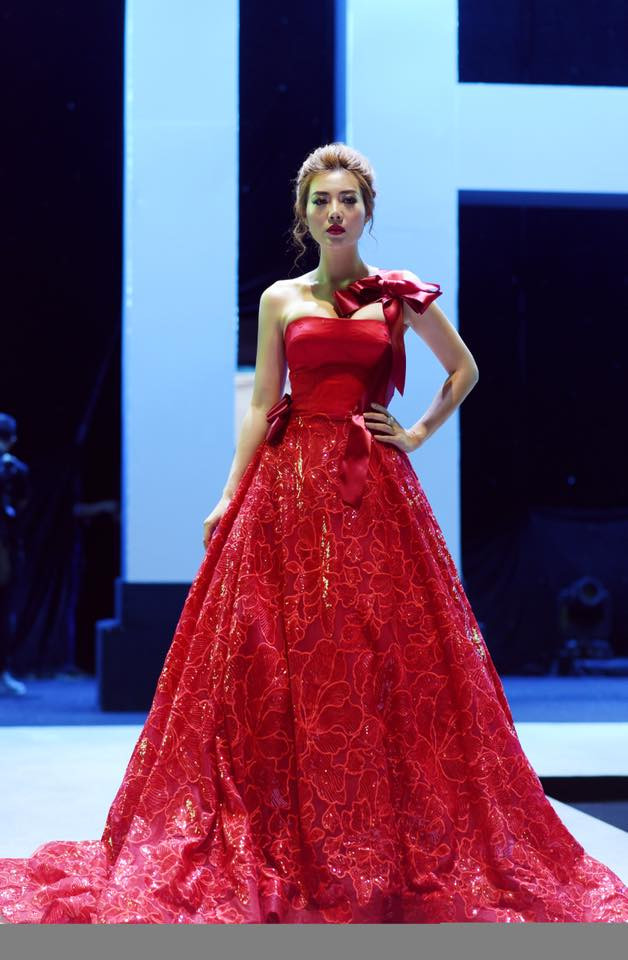 Bên cạnh đó, để giảm cân nhanh trong thời gian ngắn, người đẹp có sử dụng đồ uống detox. Thanh Hương thường tự pha chế đồ uống detox tại nhà với những loại hạt, quả như chanh, có thêm chút muối, đồng thời sử dụng trà detox.