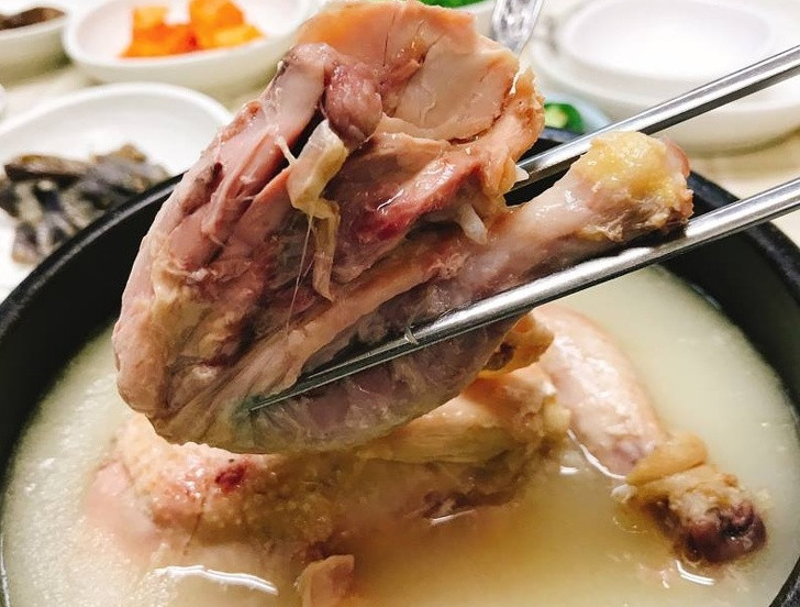 Ăn nhiều thịt: Việc tiêu thụ quá nhiều protein động vật tạo ra nhiều axit trong máu có thể gây ra tình trạng nhiễm toan, một tình trạng khi thận không thể giữ cân bằng độ pH của cơ thể. Theo thời gian, rối loạn này có thể gây ra các vấn đề tiêu hóa nghiêm trọng và các vấn đề về thận mãn tính.