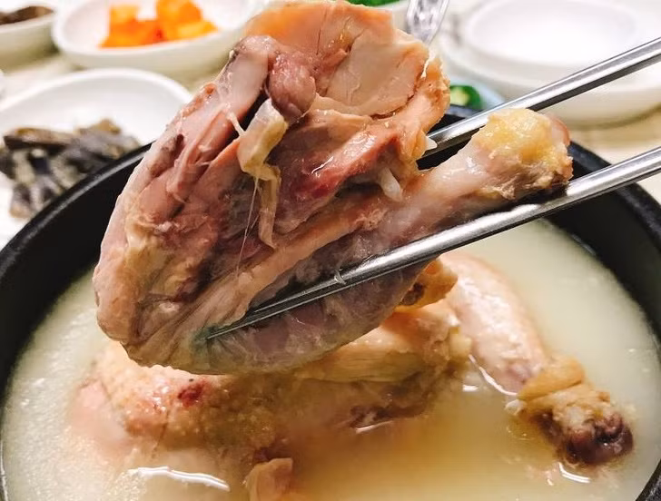 Ăn nhiều thịt: Việc tiêu thụ quá nhiều protein động vật tạo ra nhiều axit trong máu có thể gây ra tình trạng nhiễm toan, một tình trạng khi thận không thể giữ cân bằng độ pH của cơ thể. Theo thời gian, rối loạn này có thể gây ra các vấn đề tiêu hóa nghiêm trọng và các vấn đề về thận mãn tính.