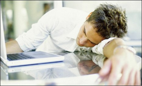 Thiếu ngủ: Ngủ đủ giấc cực kỳ quan trọng không chỉ cho sức khỏe tổng thể mà còn cho sức khỏe thận của bạn. Chu kỳ ngủ/thức điều chỉnh và điều phối chức năng thận. Thiếu ngủ có thể dẫn đến huyết áp cao làm quá tải thận và gây suy thận theo thời gian.