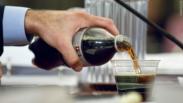 Uống nhiều soda ăn kiêng: Theo các chuyên gia y tế, có một kết nối chặt chẽ giữa việc uống nhiều soda ăn kiêng và các vấn đề về thận. Trong năm 2009, một nghiên cứu cho thấy hơn 3.000 phụ nữ uống 2 hoặc nhiều lon soda mỗi ngày có sự suy giảm đáng kể chức năng thận.