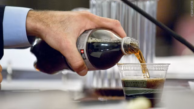 Uống nhiều soda ăn kiêng: Theo các chuyên gia y tế, có một kết nối chặt chẽ giữa việc uống nhiều soda ăn kiêng và các vấn đề về thận. Trong năm 2009, một nghiên cứu cho thấy hơn 3.000 phụ nữ uống 2 hoặc nhiều lon soda mỗi ngày có sự suy giảm đáng kể chức năng thận.