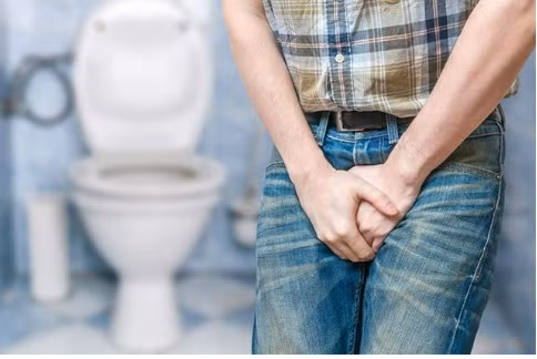 Nhịn tiểu: Một trong những nguyên nhân chính gây ra vấn đề về thận là nhịn tiểu lâu. Nếu bạn thường xuyên nhịn tiểu, nước tiểu tích tụ lâu trong bàng quang và vi khuẩn bắt đầu nhân nhanh hơn nhiều. Cuối cùng, điều này có thể dẫn đến hậu quả nghiêm trọng như nhiễm trùng thận và tiểu không tự chủ.