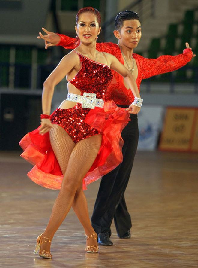 Chuyen it biet ve 2 cap tinh nhan lech tuoi tung gay chan dong Vbiz-Hinh-5