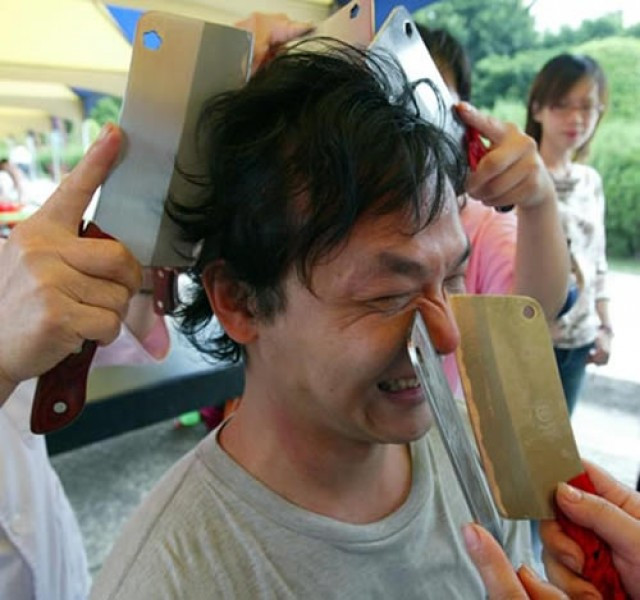 Mát-xa trị liệu bằng dao phay tại Đài Loan: Mát-xa bằng dao có vẻ như là một cách trị liệu rùng rợn, nhưng thực tế nó có thể làm tăng lưu lượng máu, giải phóng năng lượng tiềm tàng và đào thải các chất độc hại trong cơ thể. Có vẻ như việc trị liệu khá đơn giản bằng cách chỉ dùng lưỡi dao kích thích các huyệt đạo.