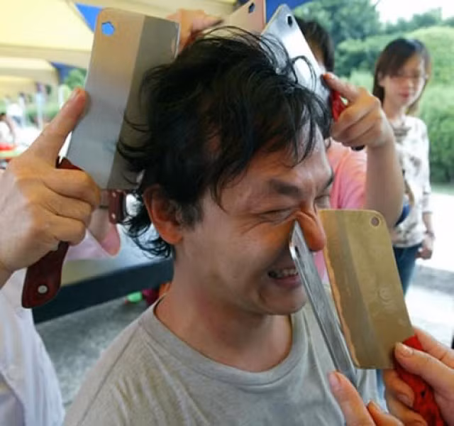 Mát-xa trị liệu bằng dao phay tại Đài Loan: Mát-xa bằng dao có vẻ như là một cách trị liệu rùng rợn, nhưng thực tế nó có thể làm tăng lưu lượng máu, giải phóng năng lượng tiềm tàng và đào thải các chất độc hại trong cơ thể. Có vẻ như việc trị liệu khá đơn giản bằng cách chỉ dùng lưỡi dao kích thích các huyệt đạo.