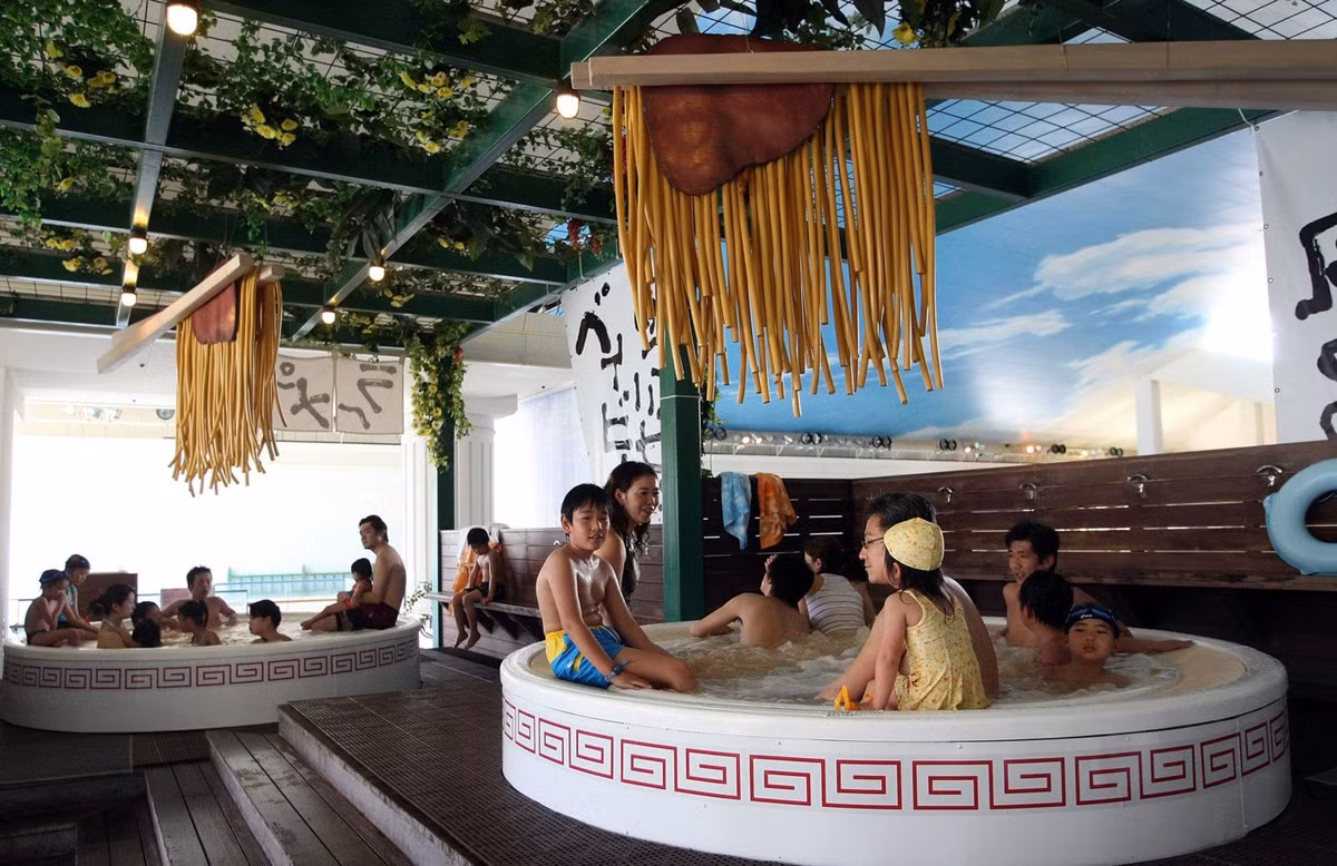 Phòng tắm mì ramen ở Nhật Bản: Ramen không chỉ là món ăn mà nó còn được chế biến thành một liệu pháp spa. Yunessun Spa House, một công viên giải trí spa ở Hakone, Nhật Bản, cho phép khách hàng ngâm trong một tô ramen khổng lồ được cho là giúp thúc đẩy sự trao đổi chất và cải thiện làn da.