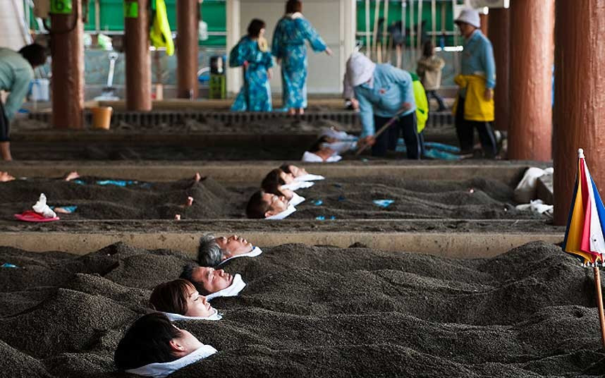Tắm cát núi lửa: Ở Nhật có một khu tắm cát núi lửa tên là Yamakawa Sand Baths. Các bồn tắm cát diễn ra trong sự thoải mái của spa.