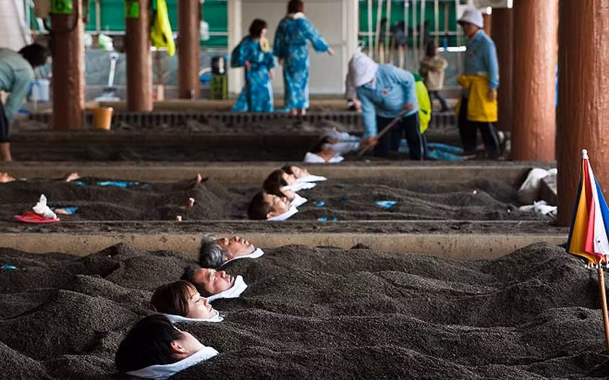 Tắm cát núi lửa: Ở Nhật có một khu tắm cát núi lửa tên là Yamakawa Sand Baths. Các bồn tắm cát diễn ra trong sự thoải mái của spa.
