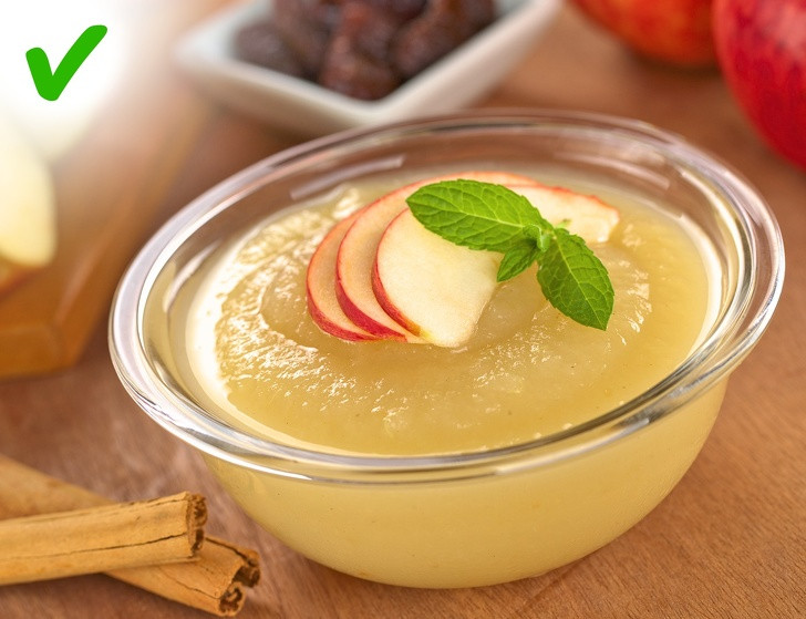  Táo và quế: Chuyên gia dinh dưỡng khuyên bạn nên ăn táo với quế thay cho thức ăn ngọt vào ban đêm. Bạn cũng có thể thêm một ít nho khô. Các loại thực phẩm này sẽ giúp bạn no lâu hơn và giảm cảm giác thèm đồ ngọt.