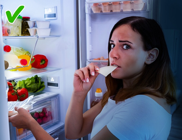  Pho mát: Các nhà khoa học từ ĐH Harvard khuyên rằng, nếu muốn ăn đêm lành mạnh, bạn có thể dùng vài lát pho mát để làm giảm cảm giác thèm ăn. Đồng thời, nó cũng không gây áp lực quá lớn cho hệ tiêu hóa.