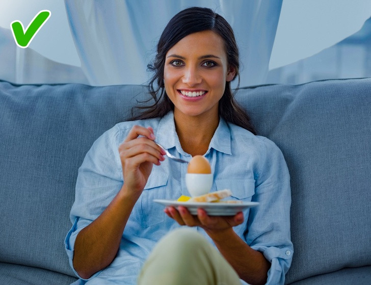  Trứng: Một quả trứng luộc chỉ chứa 75 kcal và nó là lựa chọn tuyệt vời cho một bữa ăn nhẹ ban đêm. Món ăn nhẹ này sẽ cho phép bạn quên đi cơn đói đến sáng và sẽ không biến thành mỡ bụng.