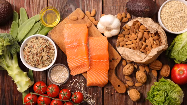 Một trong những biện pháp tốt nhất có thể làm để ngăn ngừa hoặc làm giảm viêm là tuân thủ chế độ ăn chống viêm. Một chế độ ăn chống viêm liên quan đến việc ăn thực phẩm nhất định và tránh một số loại cụ thể để giảm thiểu các triệu chứng của bệnh viêm mãn tính.